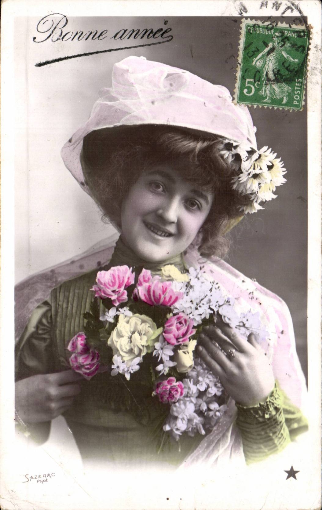 Jeune femme en chapeau à fleurs — Bonne année — Sazerac Phot.