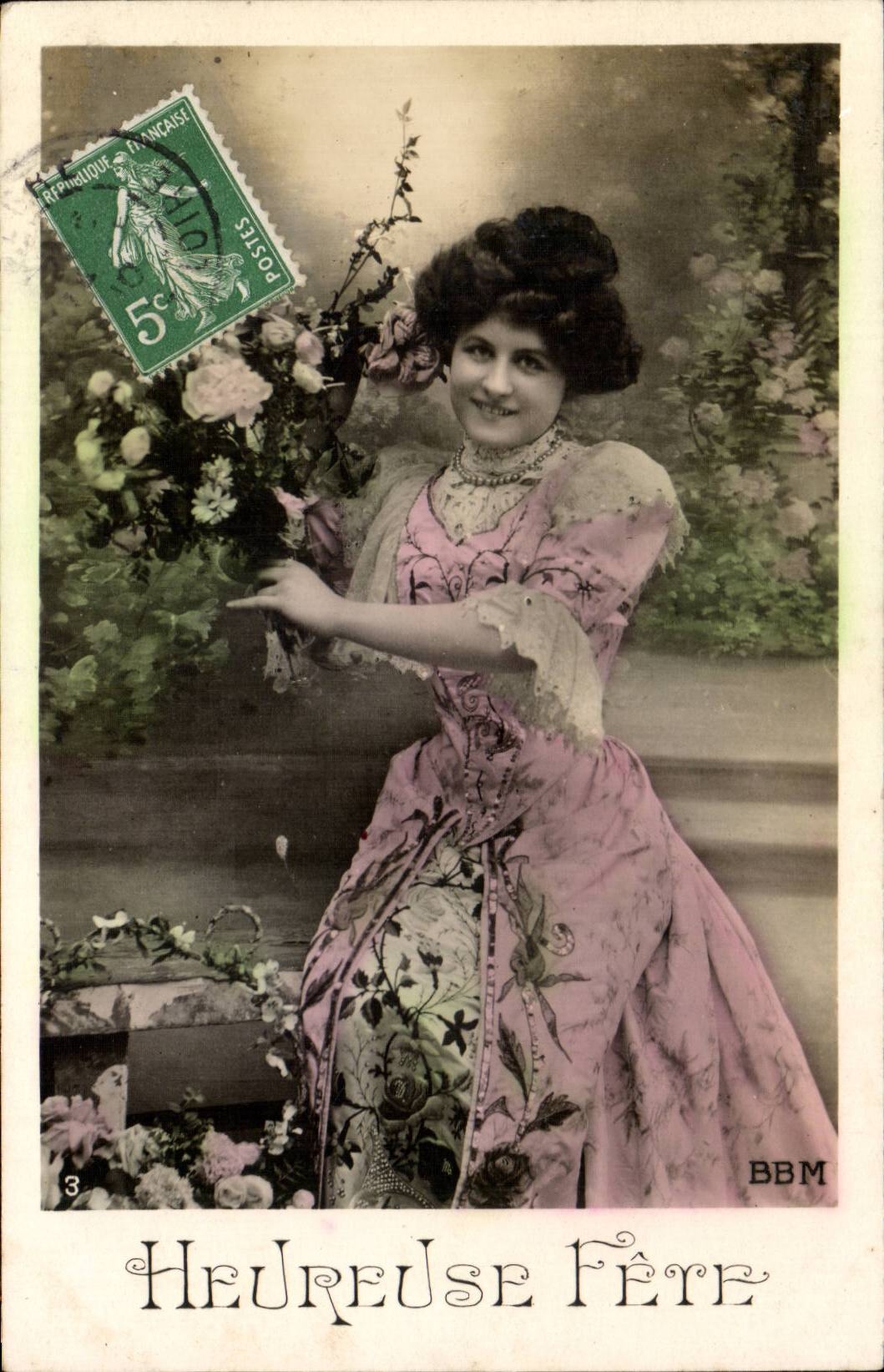 Femme en robe rose — Heureuse Fête — BBM