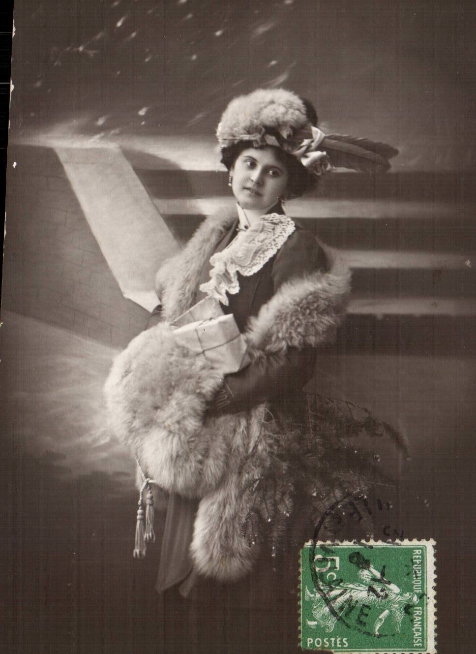 Fantaisie - Femme - Beautiful woman in elegant winter clothing - Heureuse Annee - CPA 