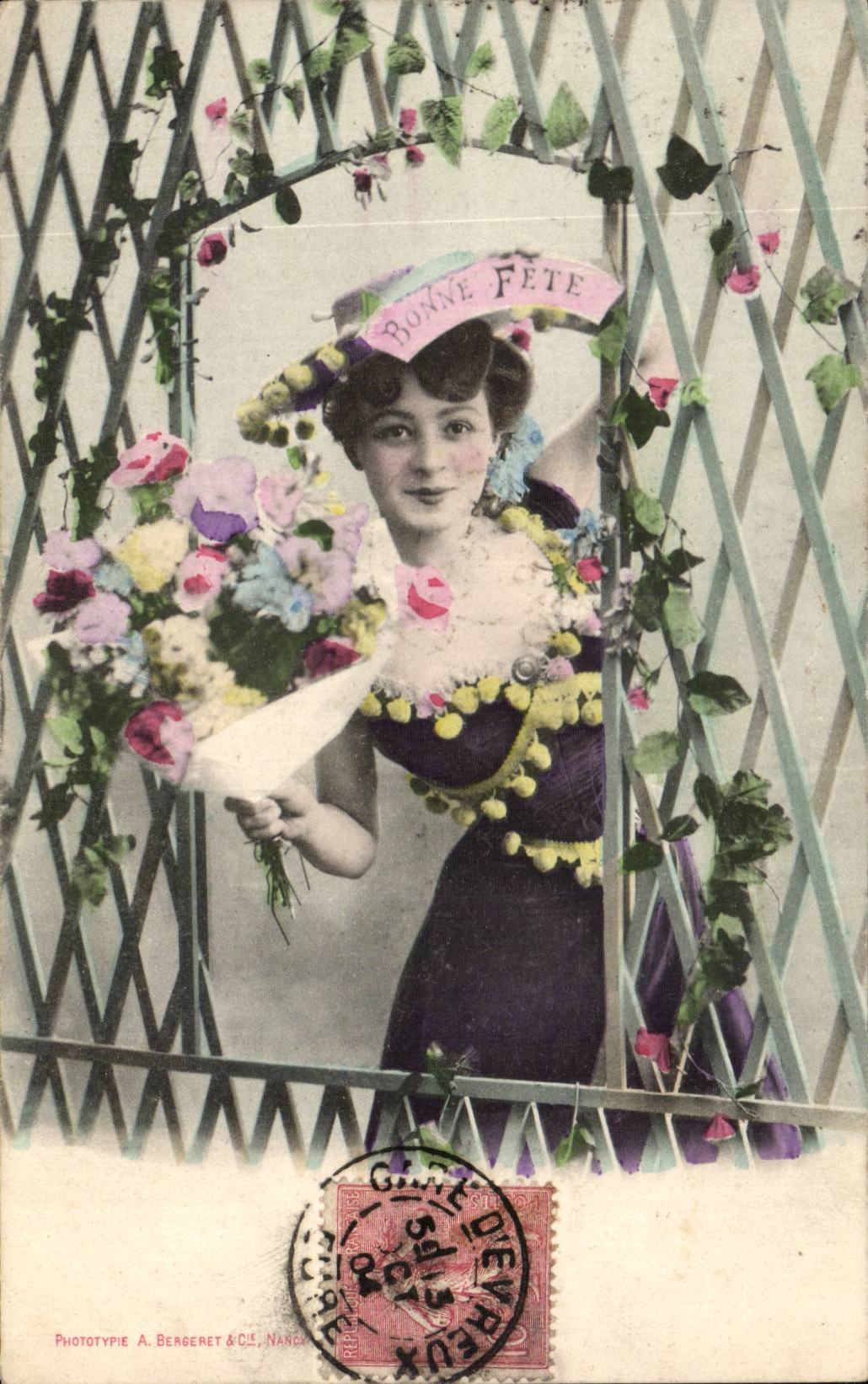 Femme en robe violette et chapeau fleuri — Bonne Fête — Phototypie A. Bergeret & Cie, Nancy