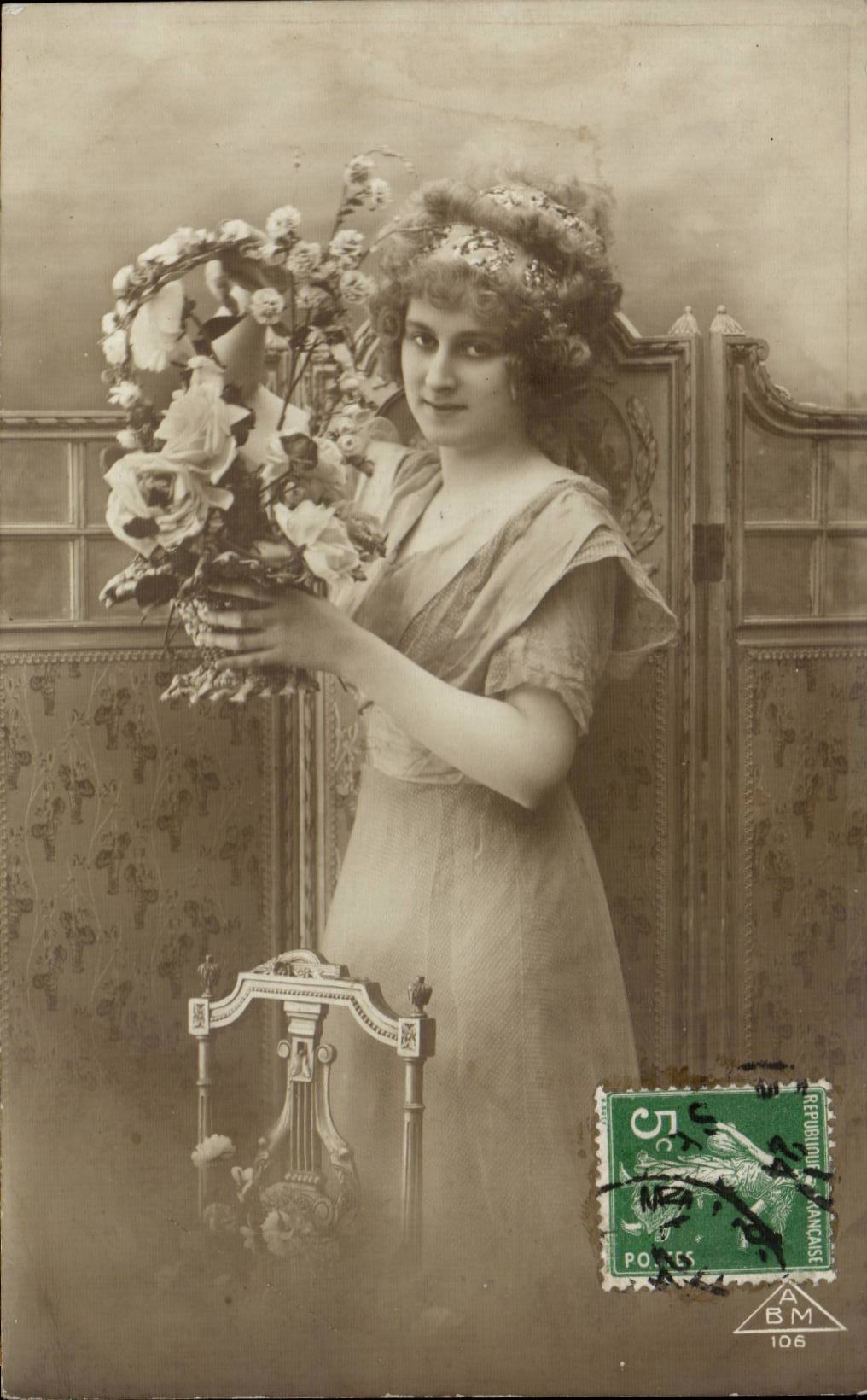 Jeune femme en robe légère tenant un bouquet — photo studio — éditeur A.B.M. n°106