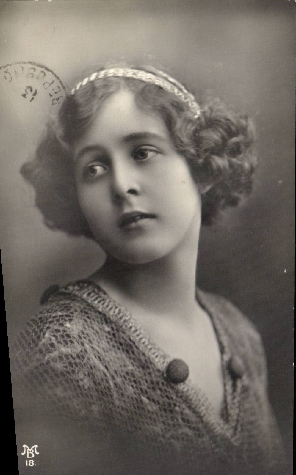 Giovane donna — ritratto studio — M. 18, Repubblica