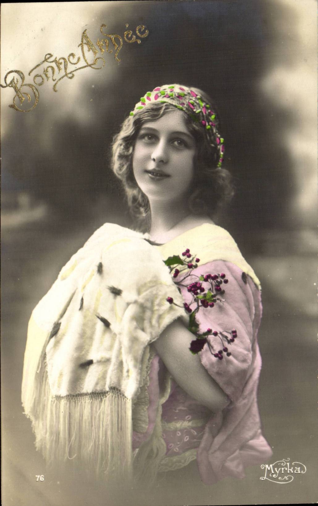 Jeune femme en robe rose et écharpe blanche — Bonne Année — Myrka, n°76