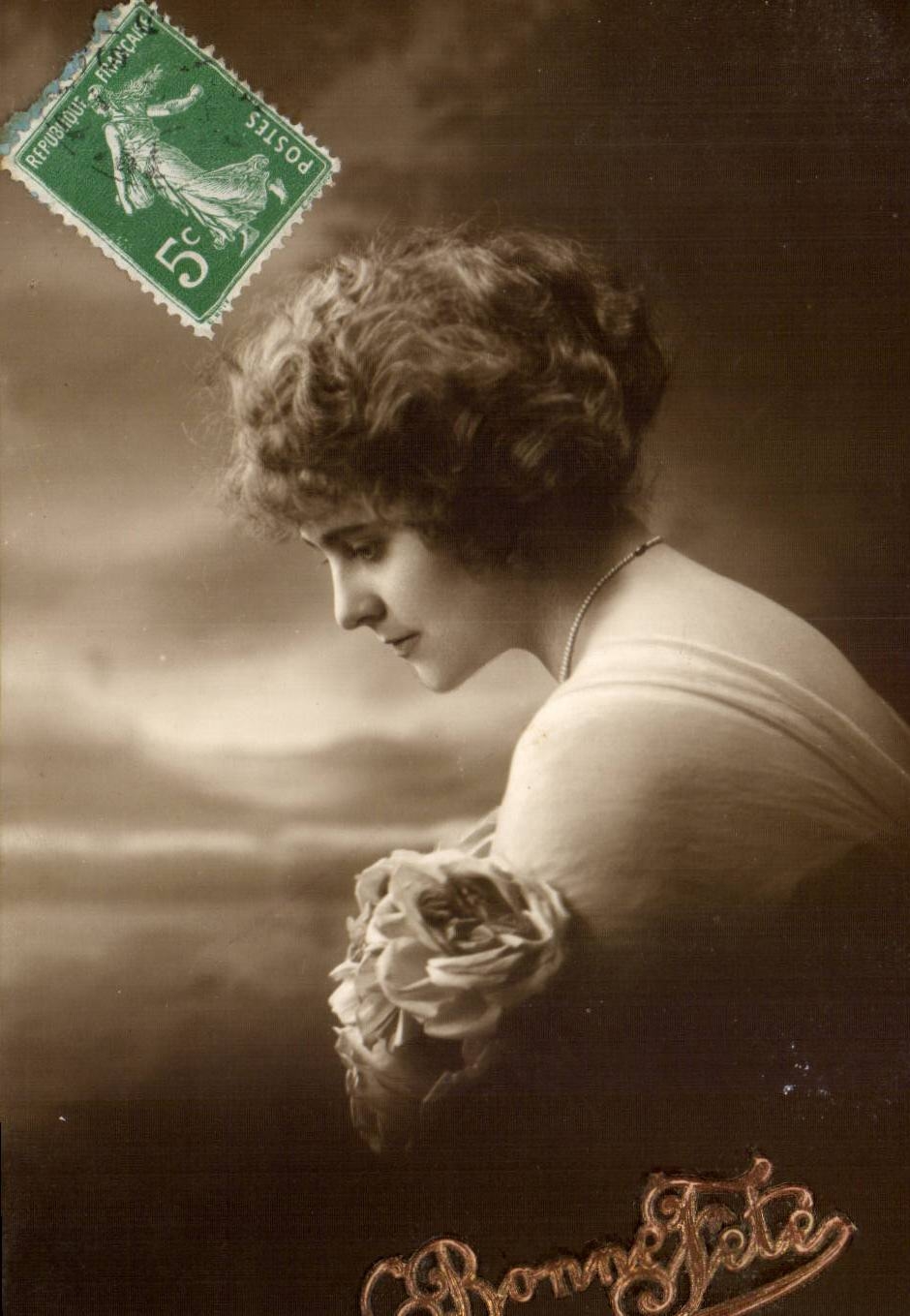 Fantaisie - Femme - Woman in profile CPA 