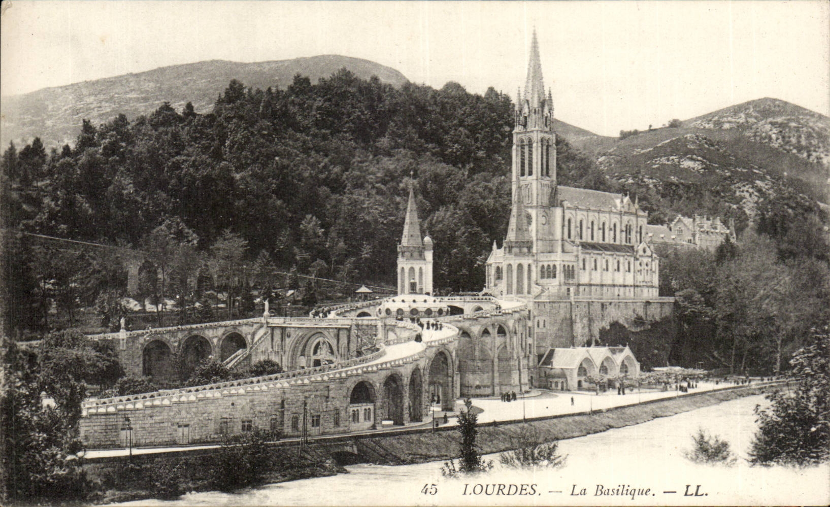 CPA Lourdes La basilique