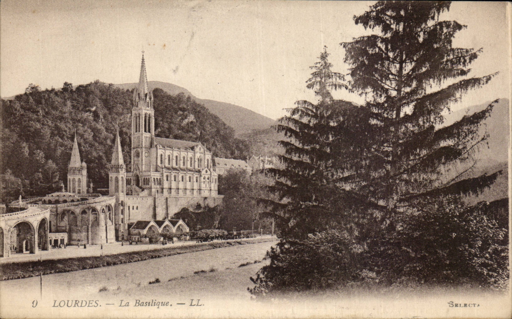 CPA Lourdes La basilique
