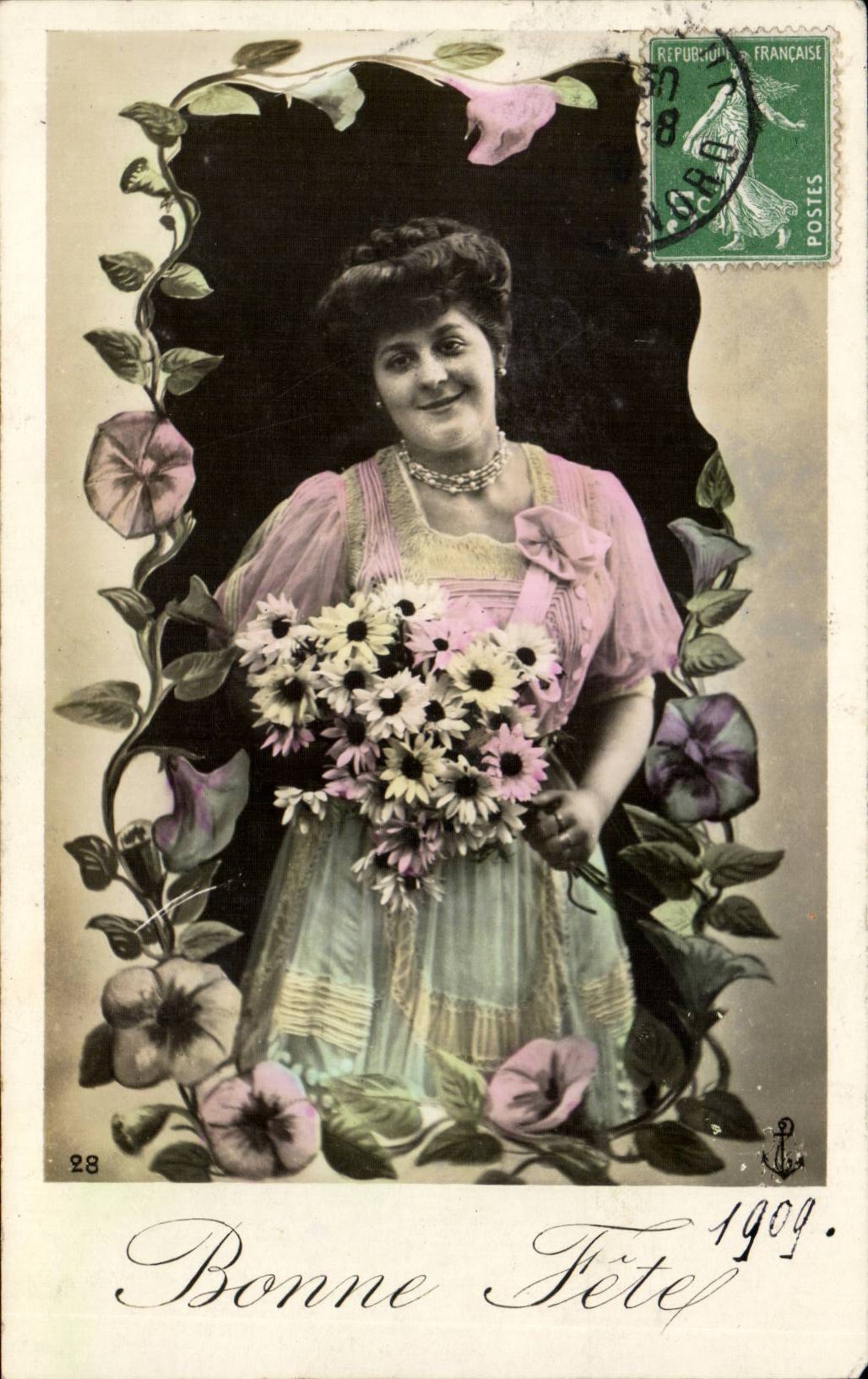 Mujer en vestido rosa sosteniendo un ramo — Feliz cumpleaños 1909 — editor desconocido, n° 28