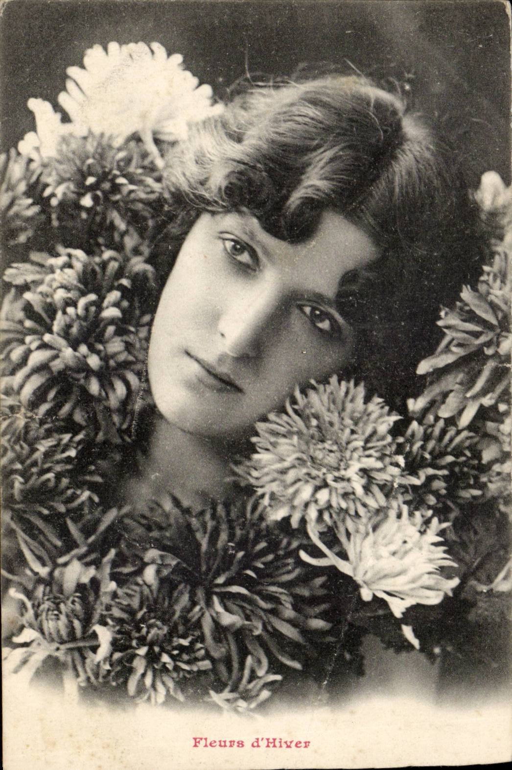Fantaisie - Femme - Beautiful woman surrounded by flowers CPA 