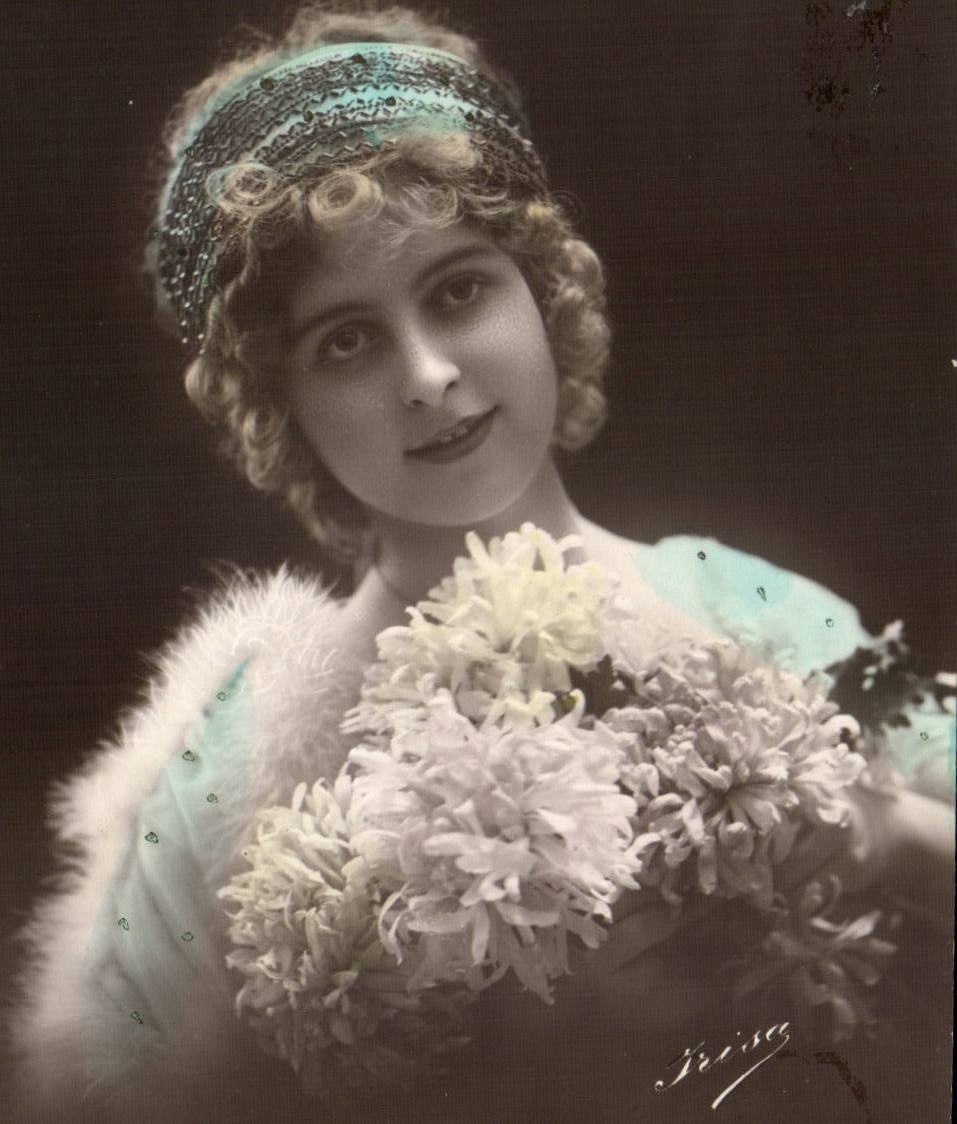Jeune femme en fleurs — portrait — Irissa
