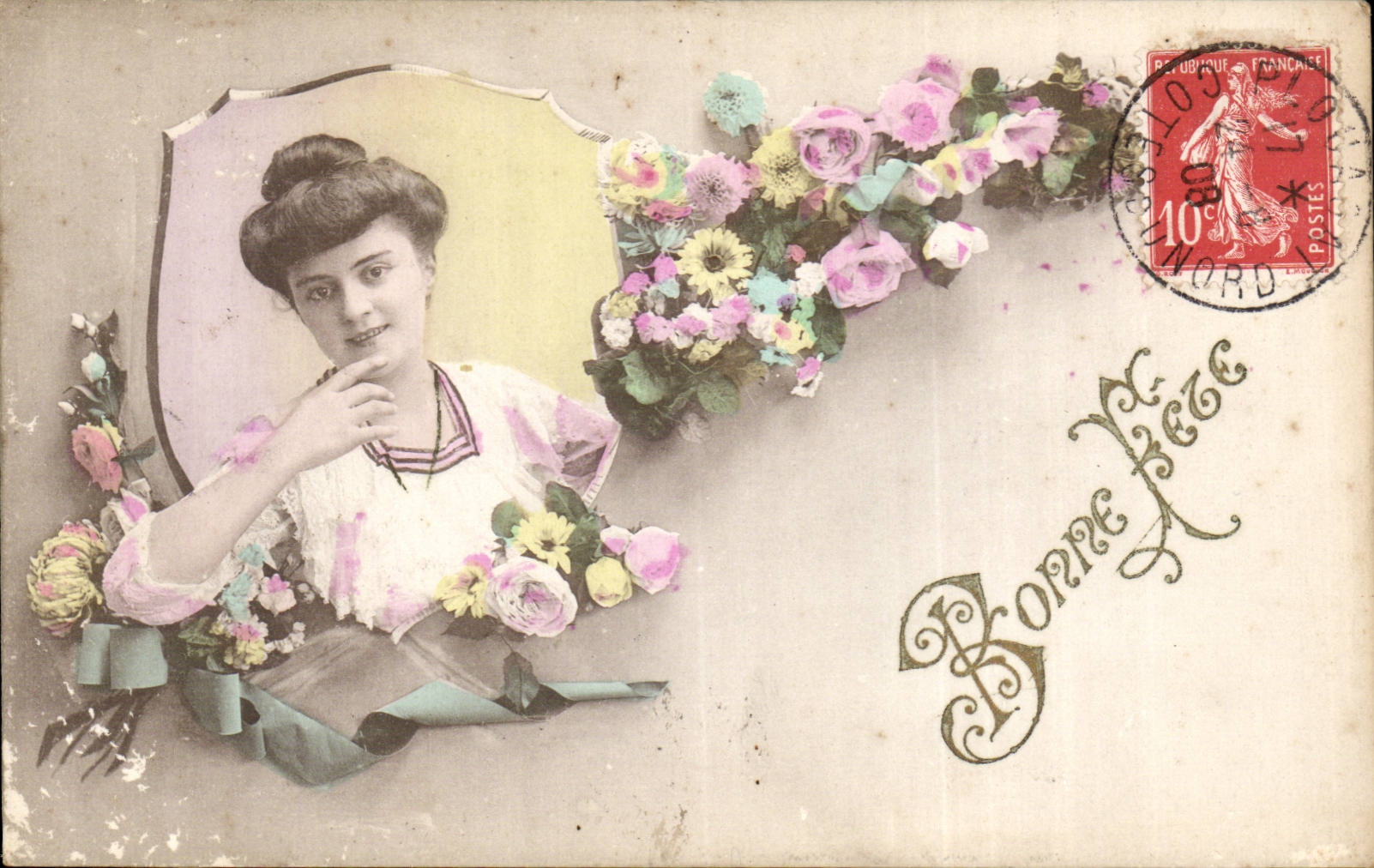 Jeune femme — décor floral — éditeur inconnu, n° de série non visible