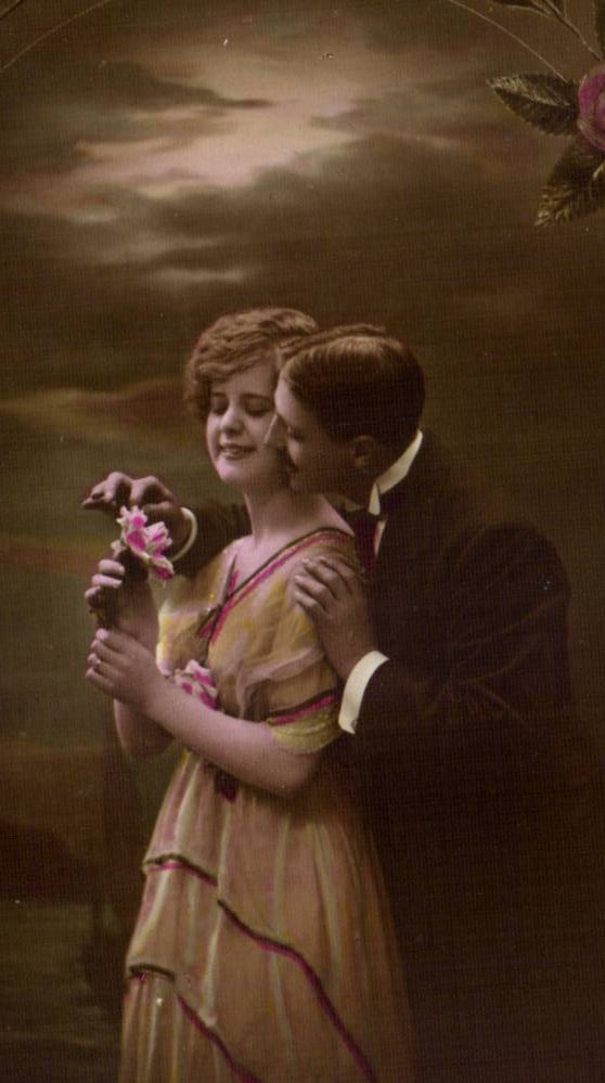 Jeune couple enlacé — scène romantique — Établissements photographiques Paris-S/Seine