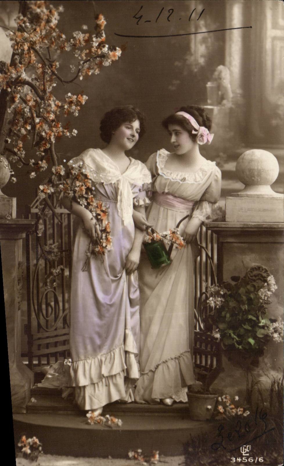 Deux jeunes femmes en robe de style Art Nouveau — studio photographique — G. Lezolo, n° 3456/6