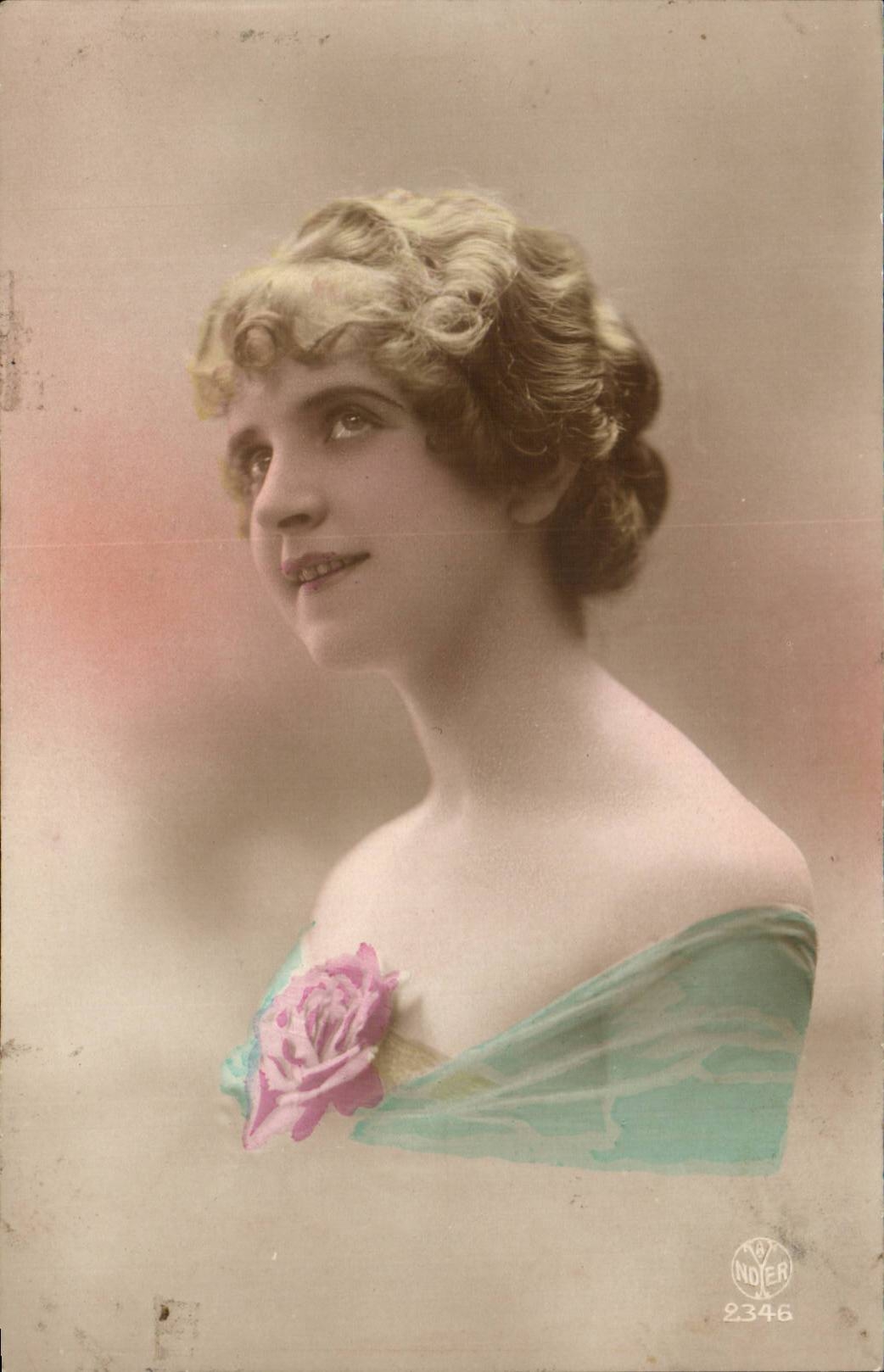 Jeune femme en robe turquoise — rose à la poitrine — éditeur INDER n°2346