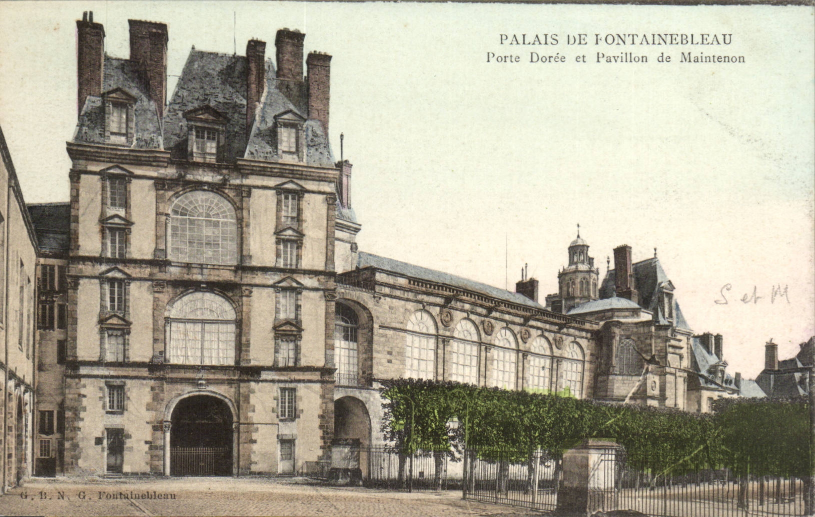 Palais de Fontainebleau — Porte Dorée et Pavillon de Maintenon — G. B. N. G. Fontainebleau