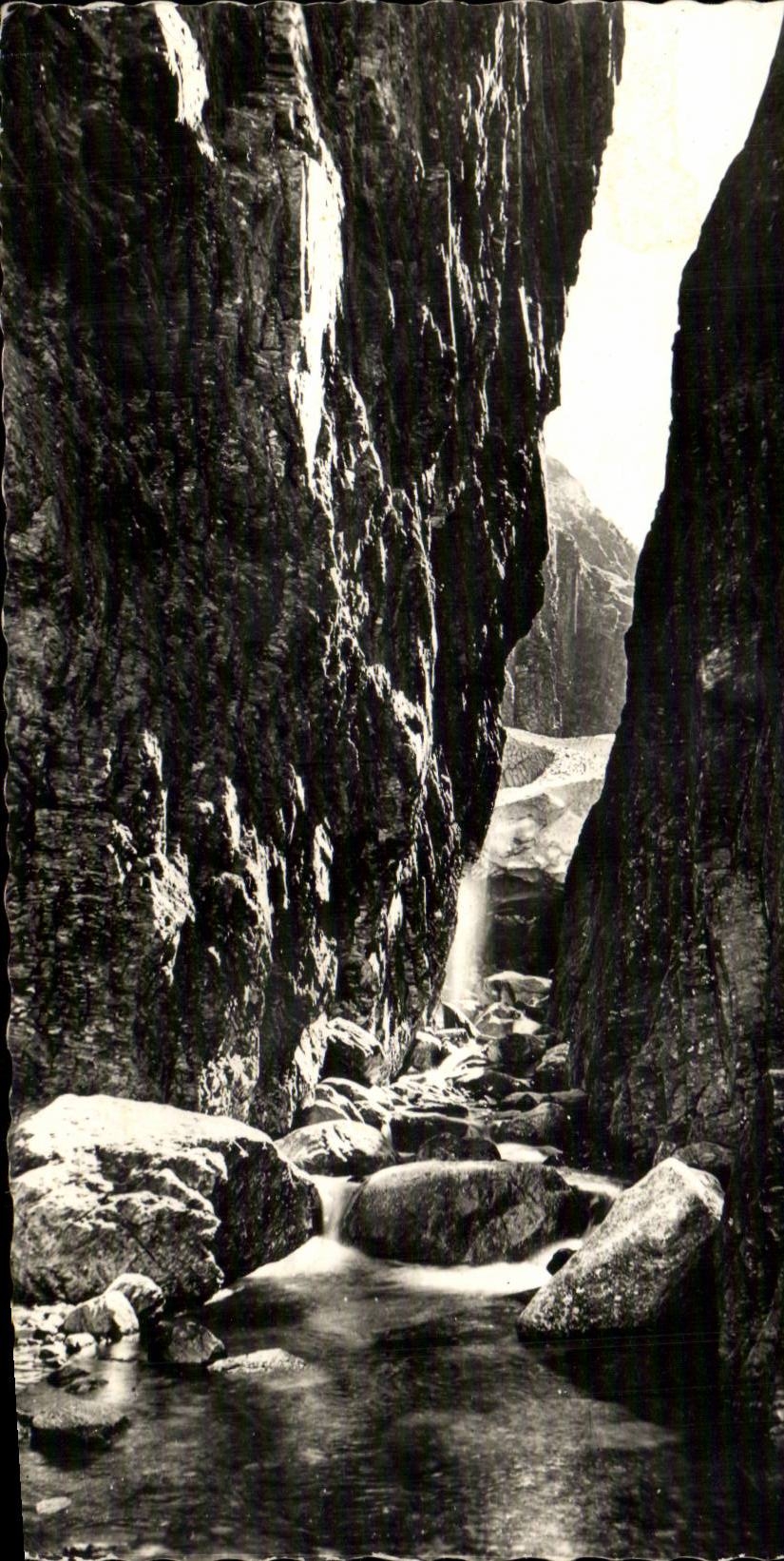 CPM Environs de Luchon Vallee du Lys la rue d'enfer