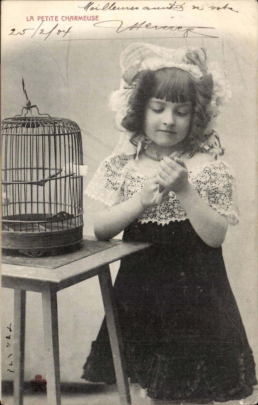 CPA Fantaisie Enfant La petite charmeuse oiseau