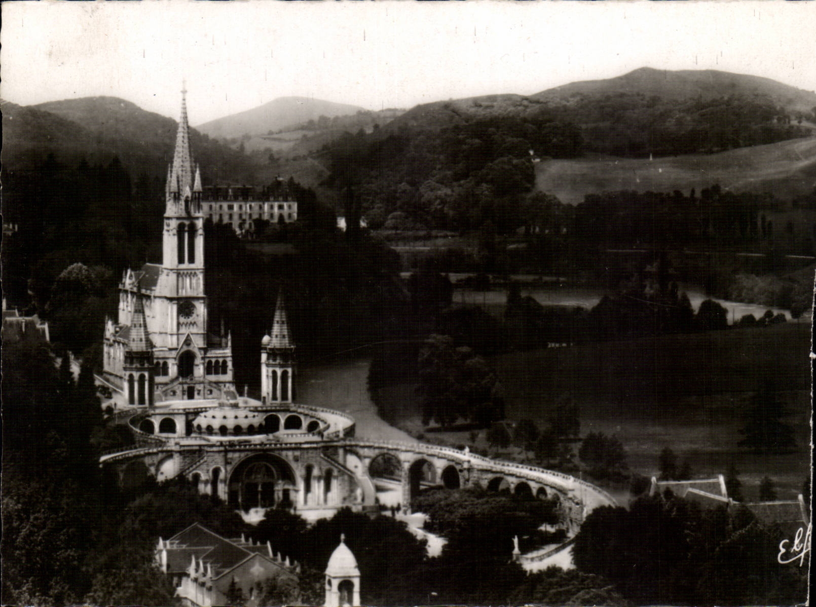 CPM Lourdes Vue plongeante sur la basilique et la vallee du Gave