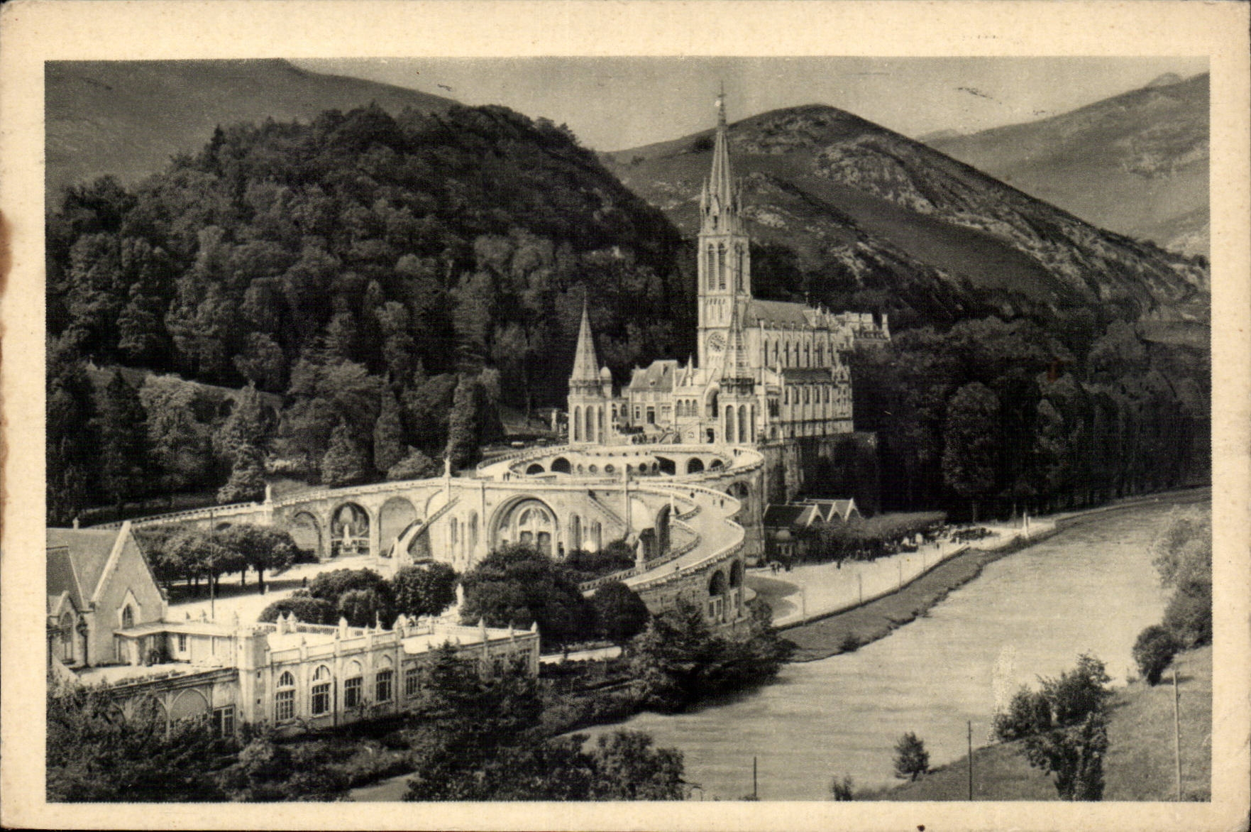 CPM Lourdes La basilique 