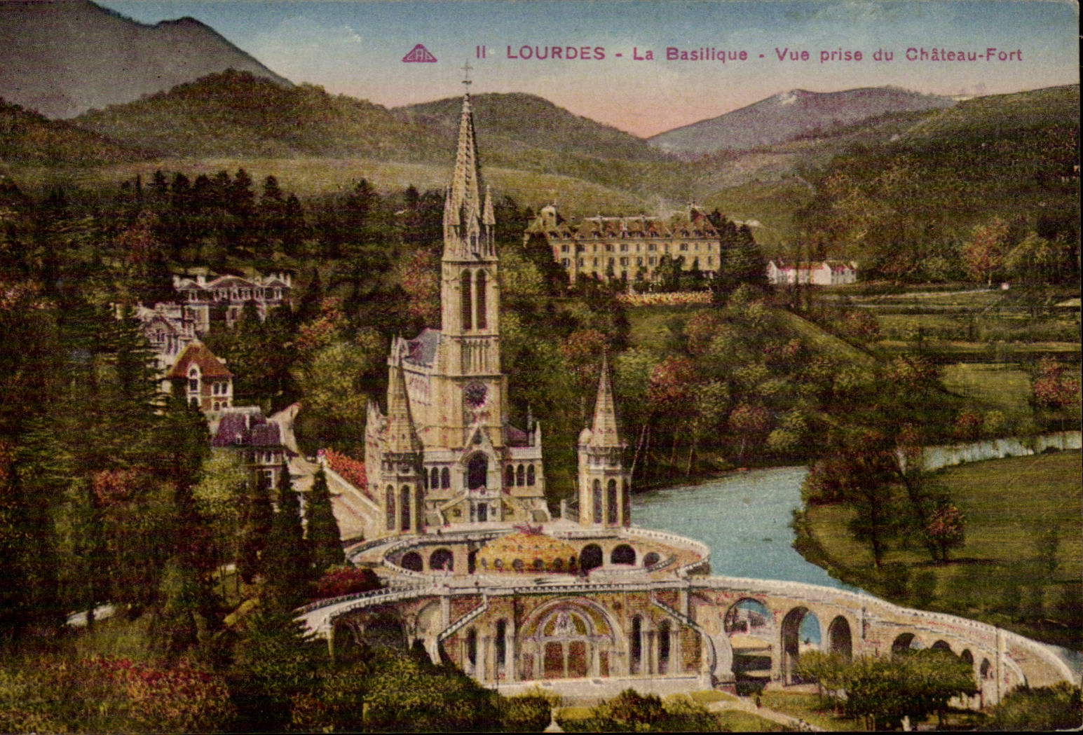 CPA Lourdes La basilique Vue prise du chateau fort