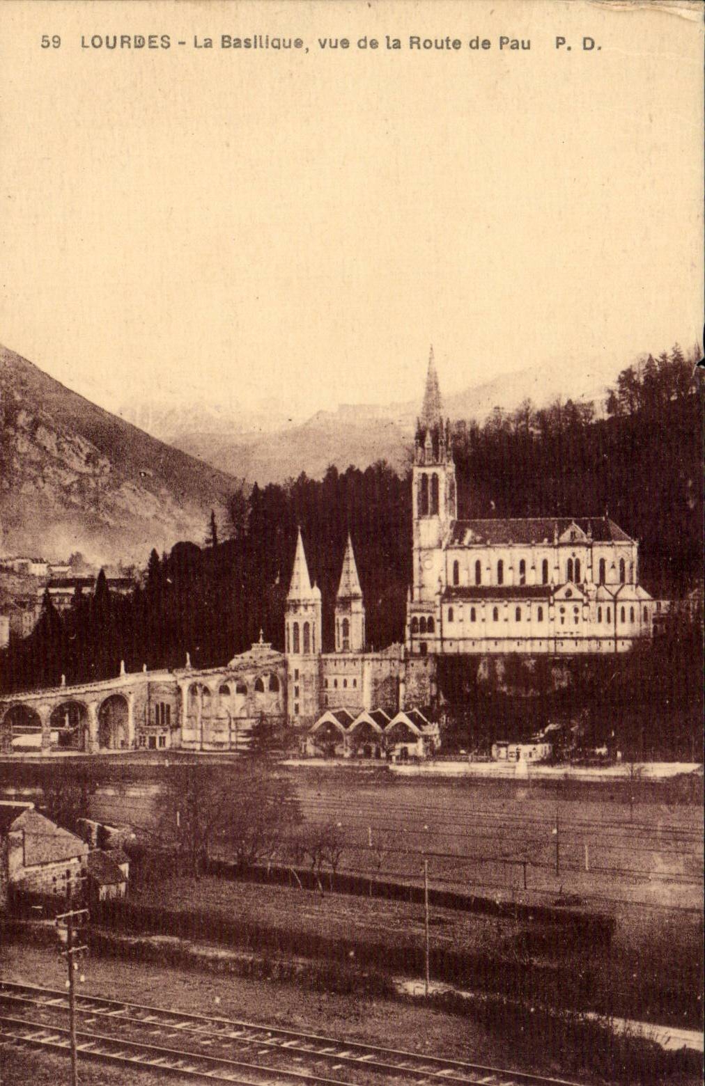 CPA Lourdes La basilique Vue de la route de pau