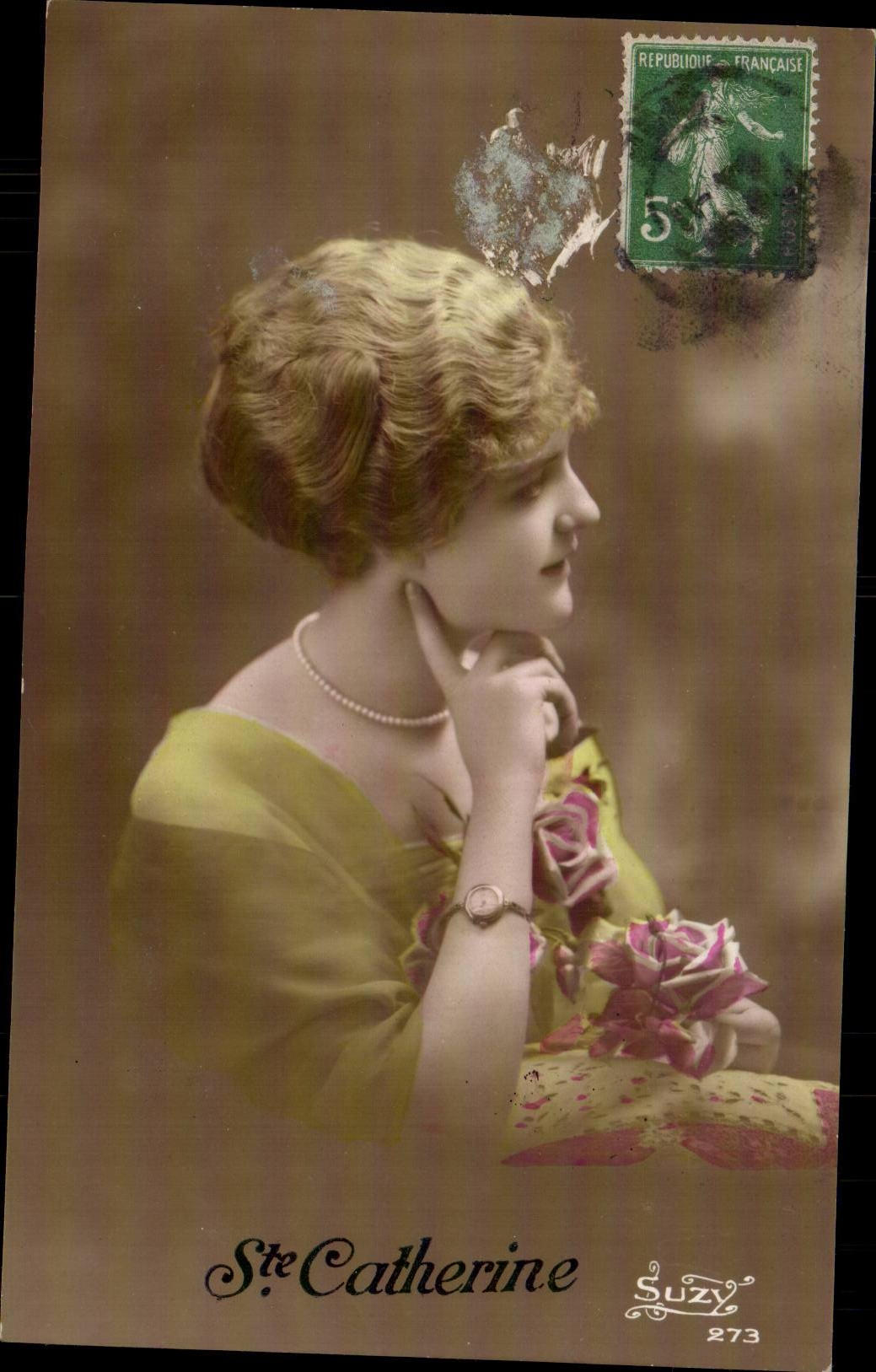 Sainte-Catherine — jeune femme en robe jaune tenant des roses — Suzy 273