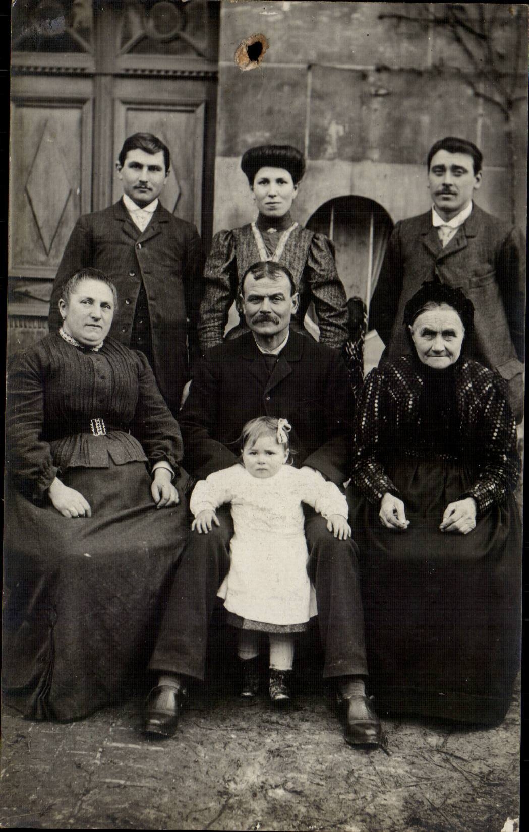 CPA CARTE PHOTO FAmille ( folklore costume )