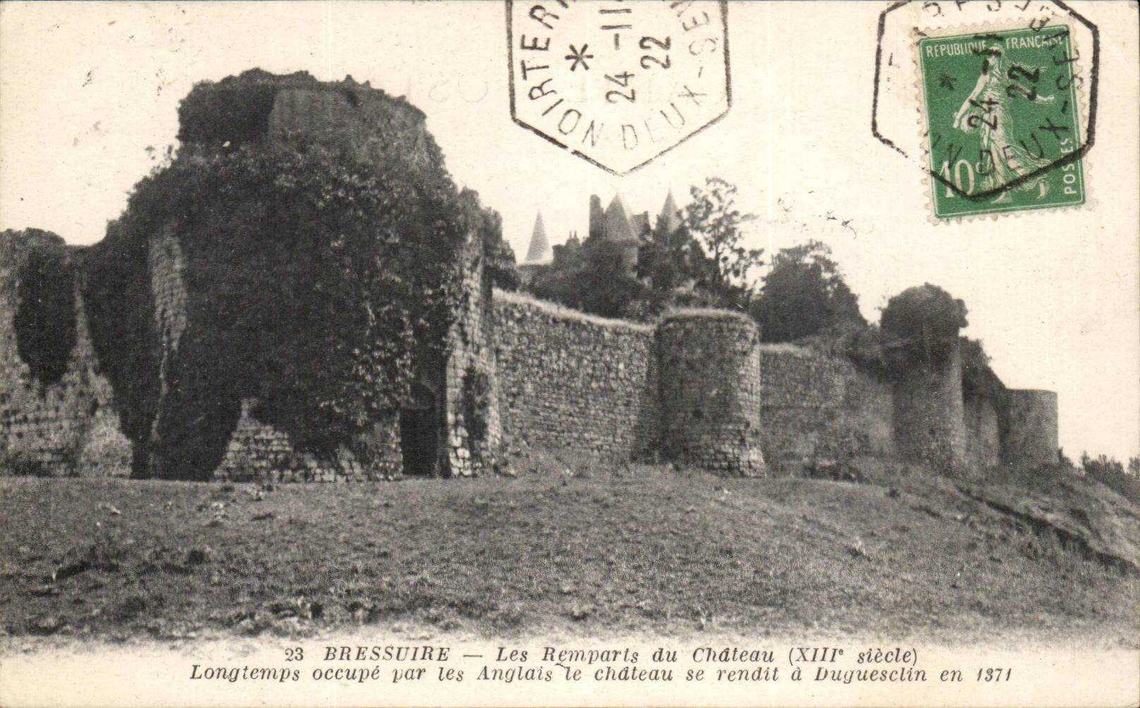 CPA Bressuire Les remparts du chateau 
