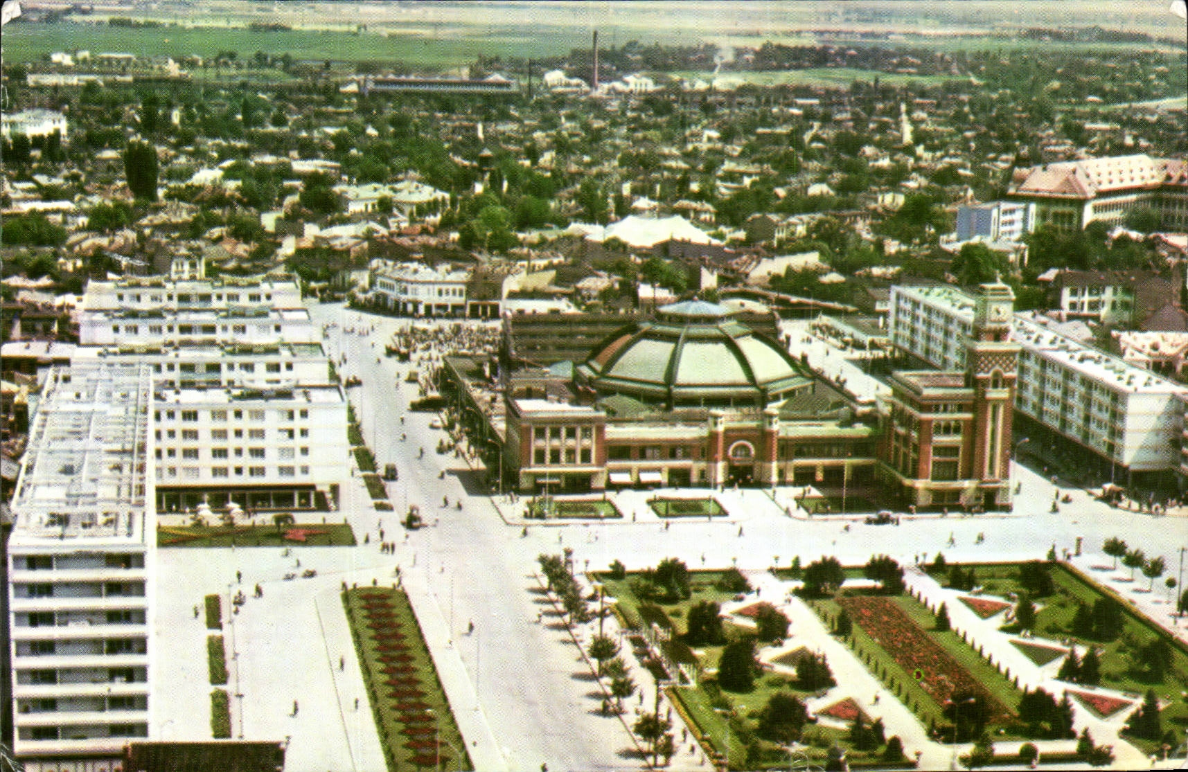Ploiești — vue aérienne de la place centrale avec le bâtiment du Palais des congrès — éditeur Arta Grafică, n° 1146
