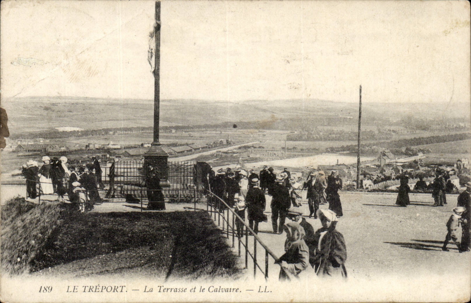 CPA Le Treport La terrasse et le calvaire