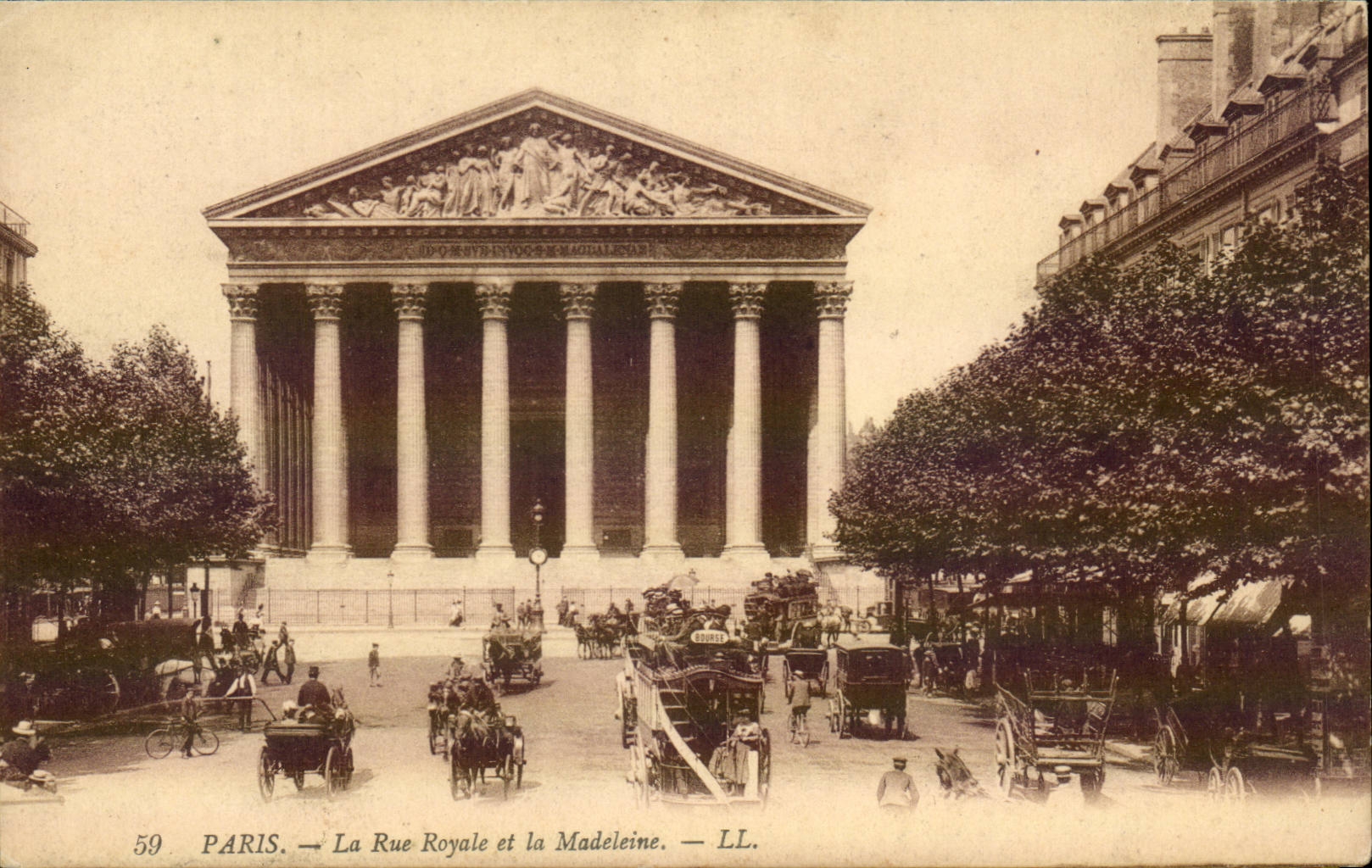 Paris CPA La rue royale et la Madeleine
