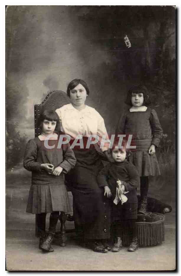 Famille — portrait de femme et trois enfants — éditeur non visible