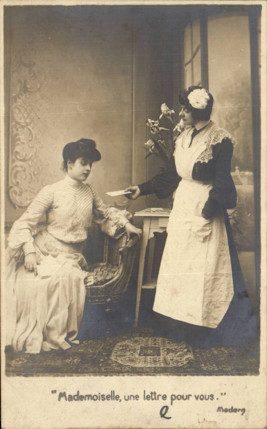 Une femme assise reçoit une lettre d'une femme en tablier — Moderg, n°2