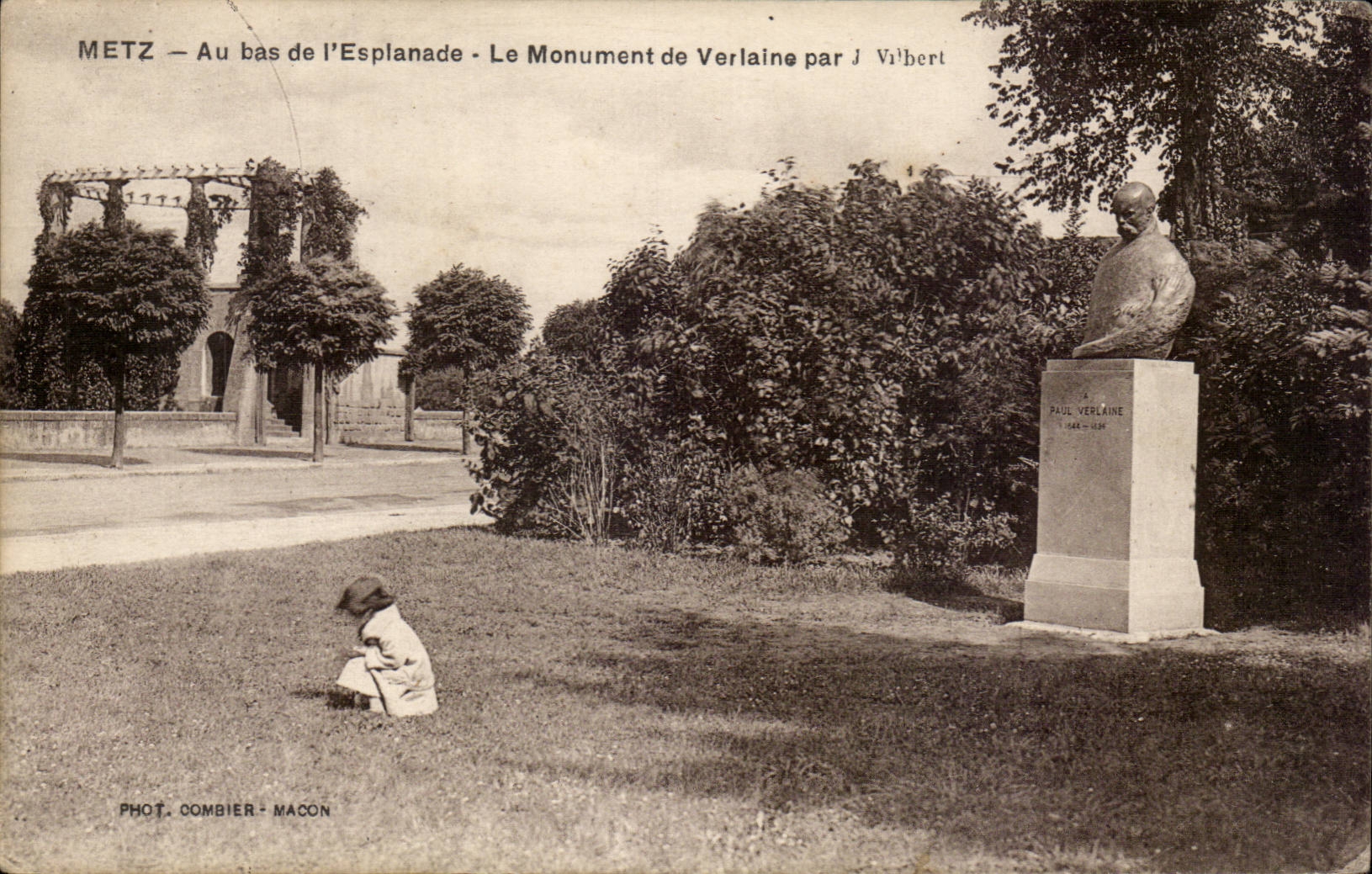 Metz CPA Au bas de l'esplanade Le monument de Verlaine 