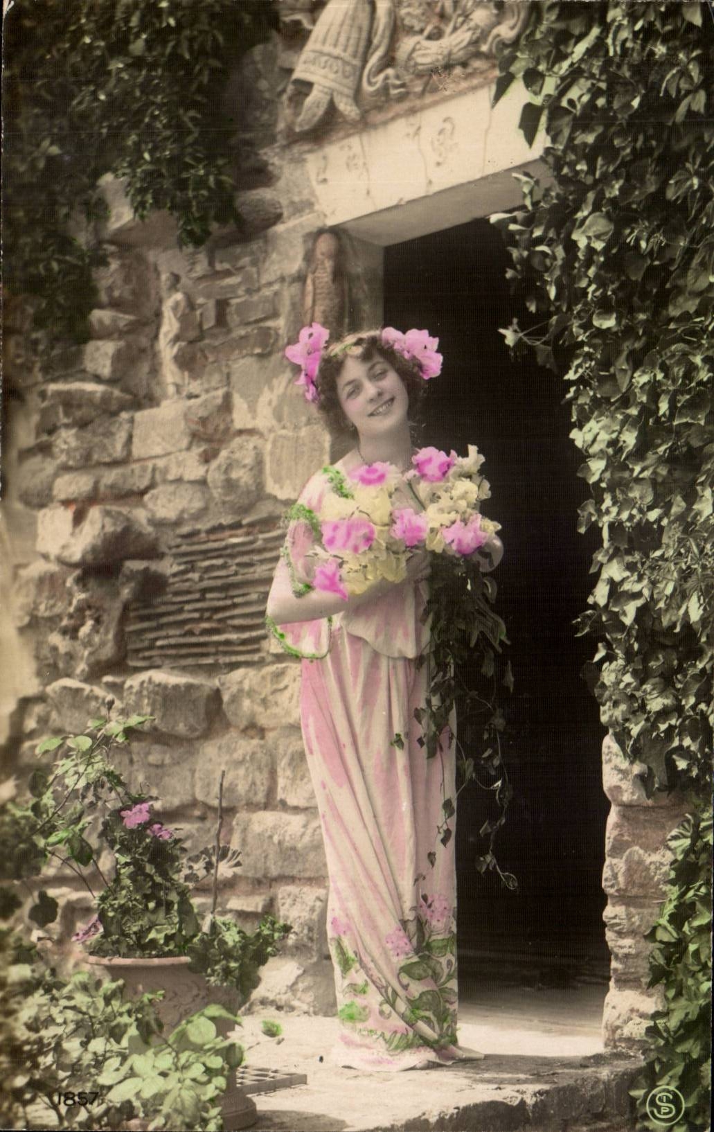 Junge Frau in pinkem Blumendress — vor einer steinernen Tür umgeben von Efeu — Verleger S, n° 1857