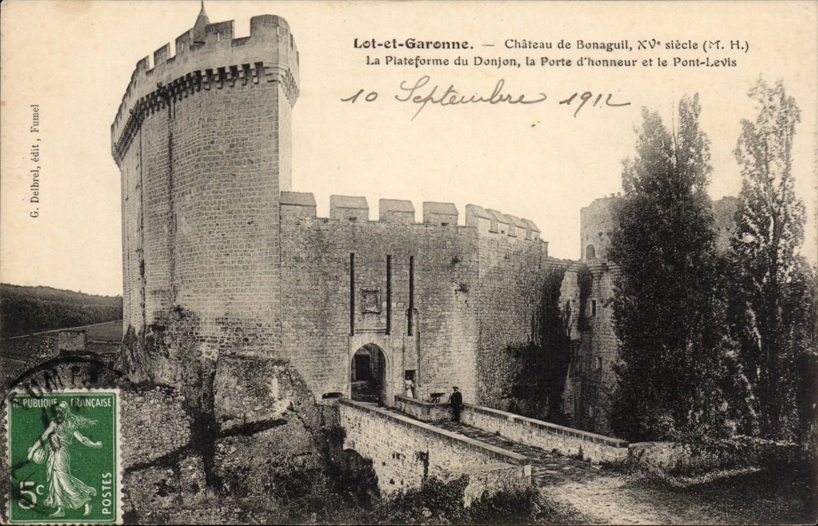 Lot-et-Garonne — Château de Bonaguil, XVᵉ siècle (M. H.) — La Plateforme du Donjon, la Porte d'honneur et le Pont-Levis
