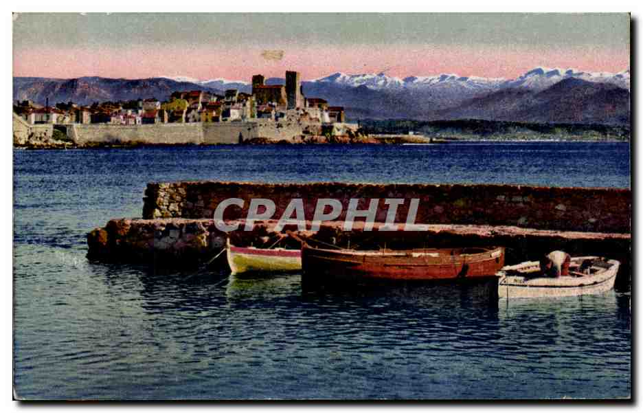 CPA Antibes Vue sur la la ville et la chaine des Alpes