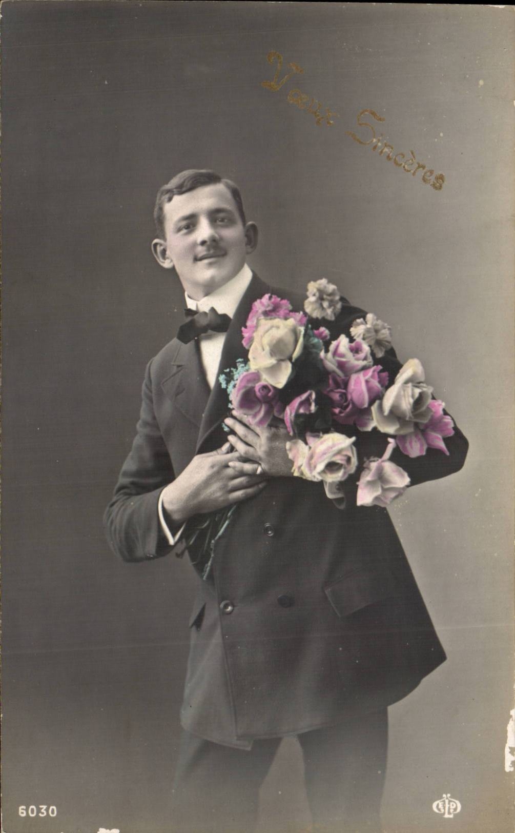 CPA Fantaisie Homme et bouquet de fleurs