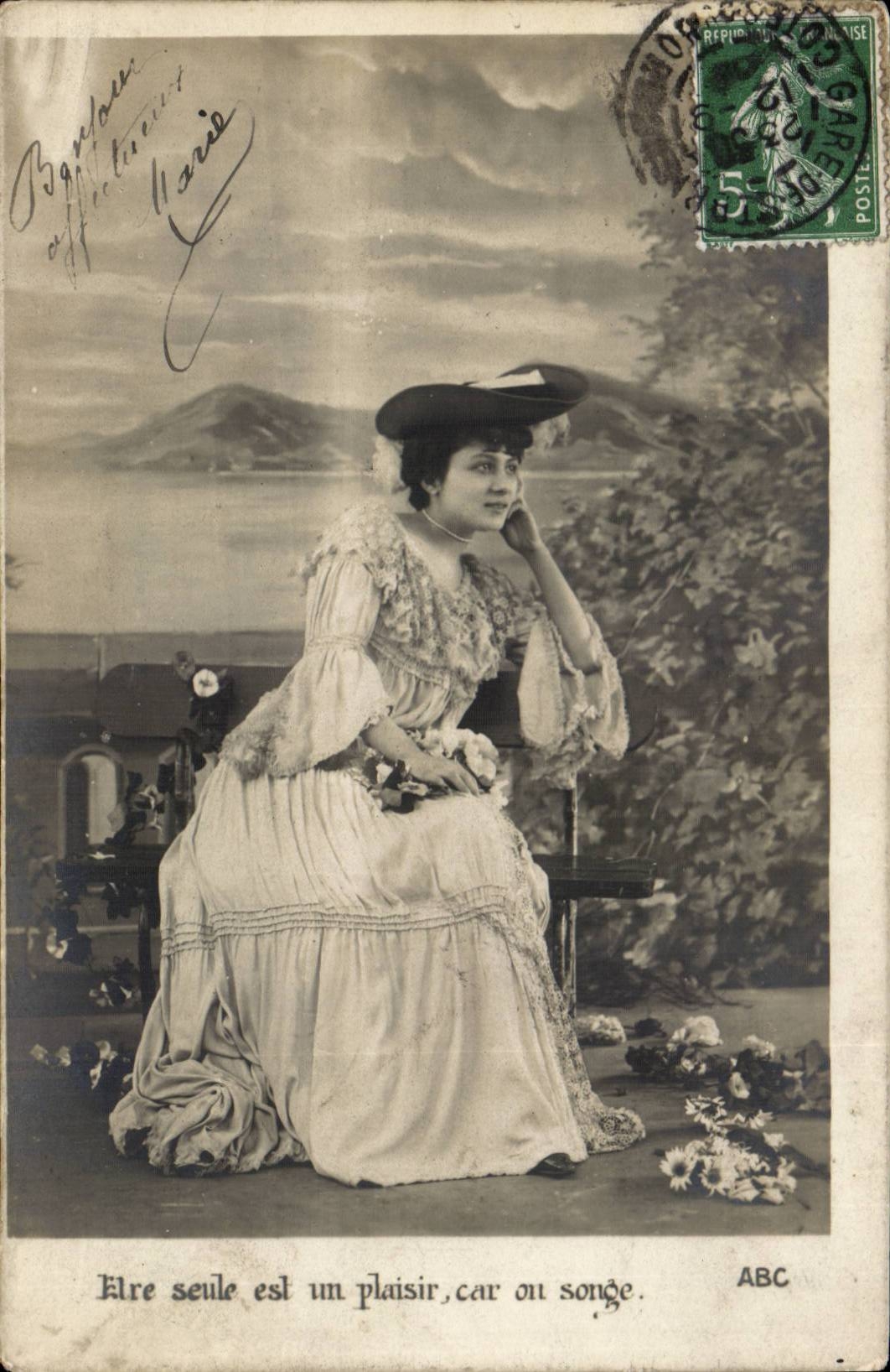 Femme en robe élégante — paysage — ABC