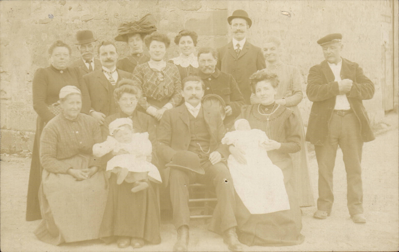 CARTE PHOTO FAmille ( folklore costume )
