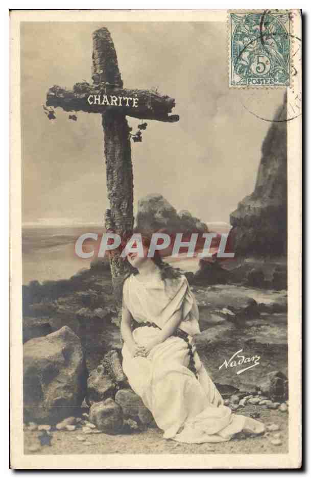 Charité — Croix de bois avec femme en robe blanche — Nadar