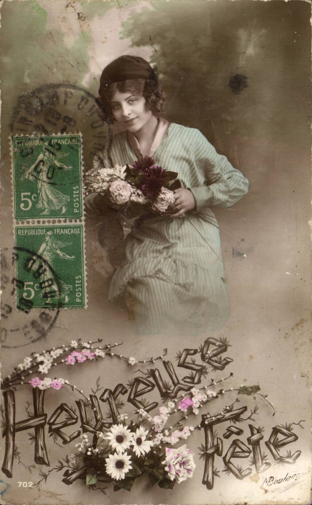 Jeune femme tenant un bouquet — Heureuse Fête — M. Boulanger, n°702