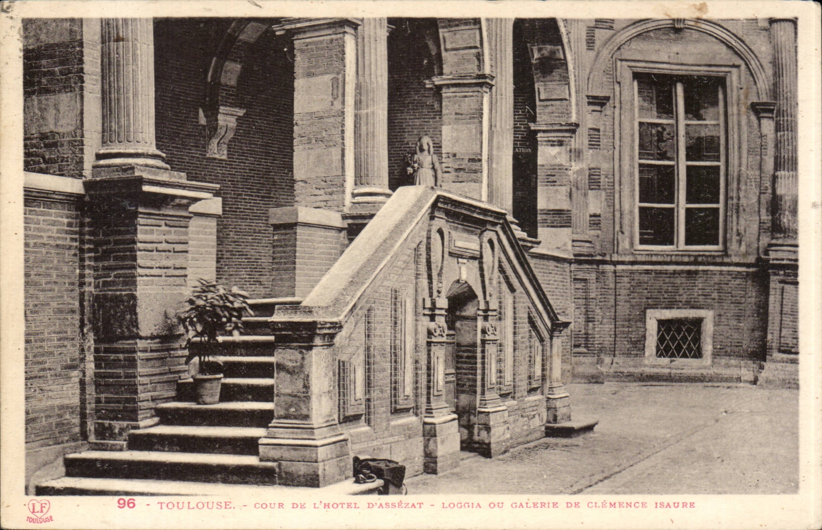 Toulouse - Cour de l'Hôtel d'Assézat - Loggia ou Galerie de Clémence Isauré