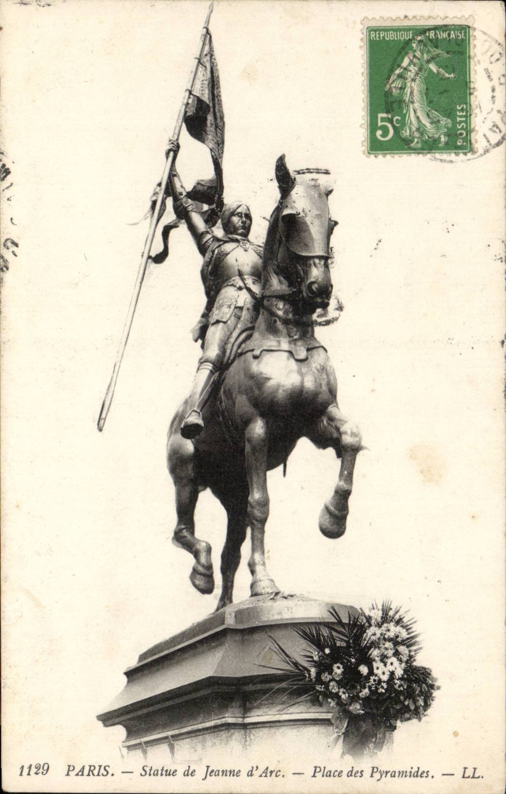 Paris CPA Statue de Jeanne d'arc Place des Pyramides