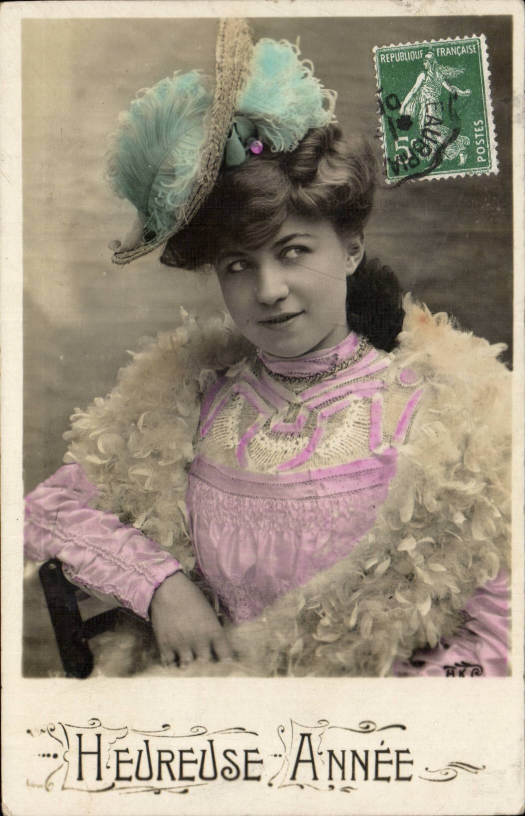 Jeune femme en robe rose et chapeau à plumes — 'Heureuse Année' — éditeur HVC