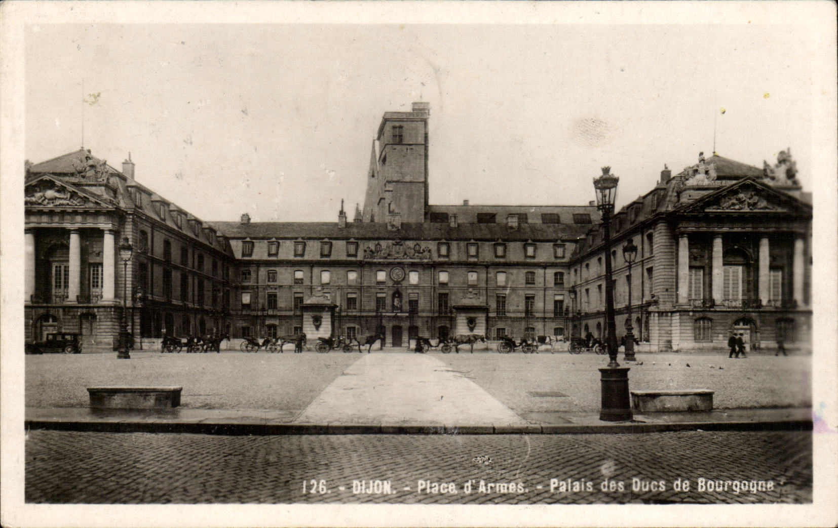 CPA Dijon Place d'armes Palais des ducs de bourgogne