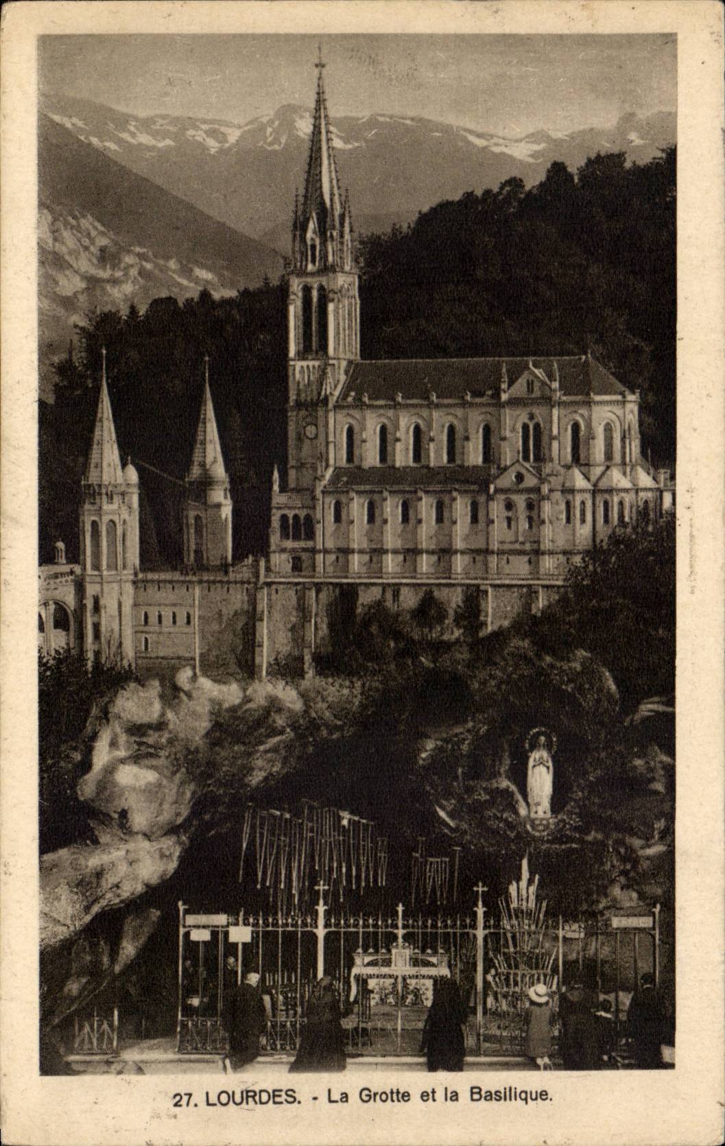 CPA Lourdes La grotte de la basilique