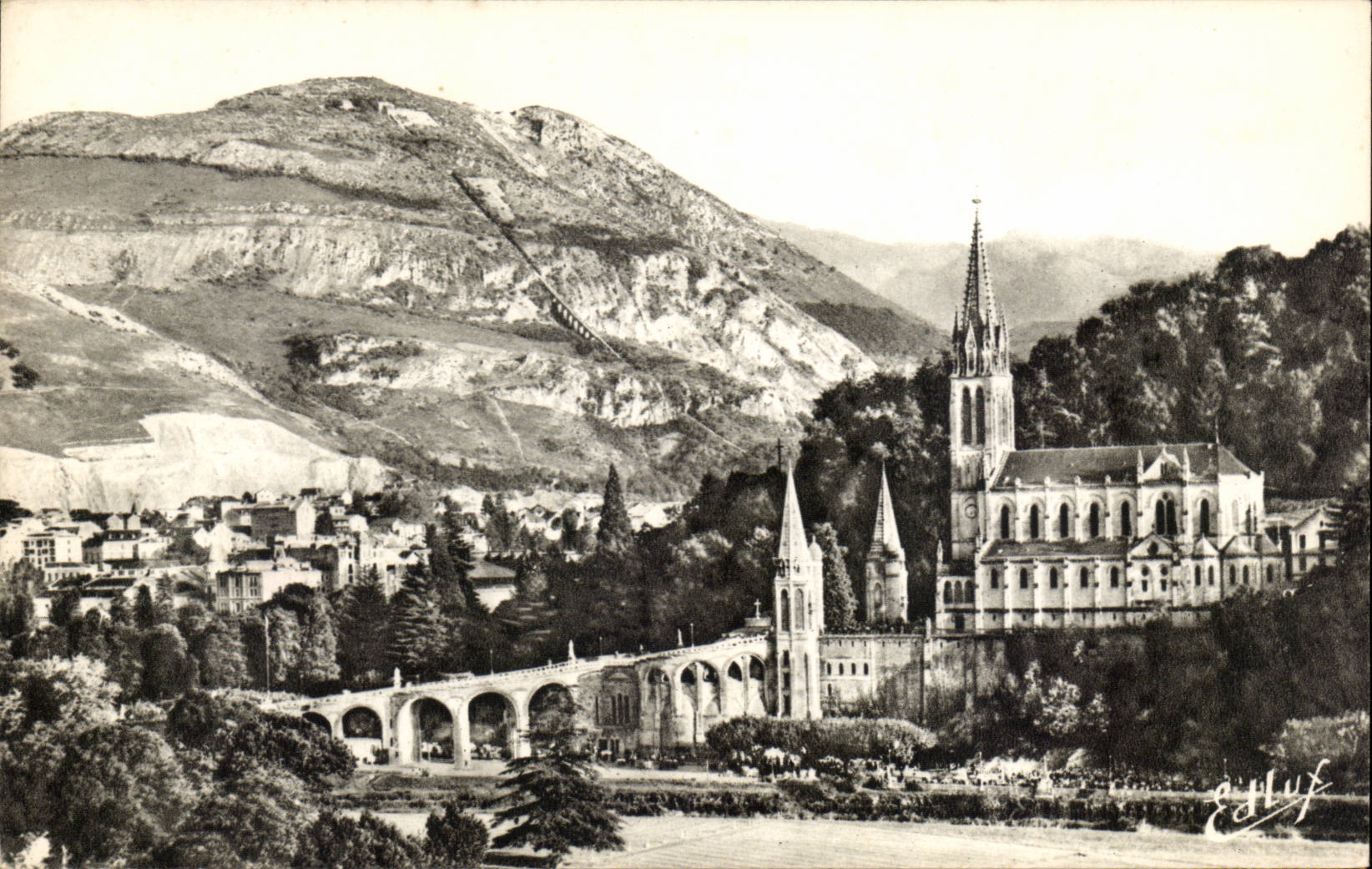 CPA Lourdes la basilique et le pic du Jer
