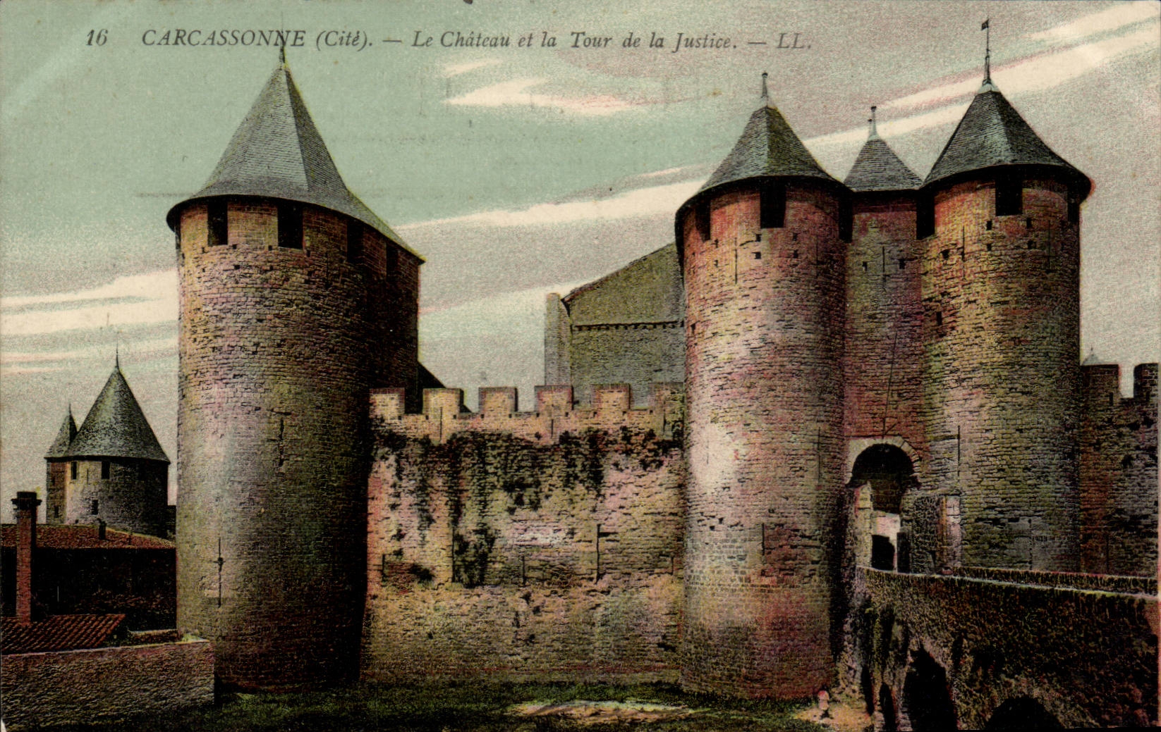 CPA Cite de Carcasonne le chateau et la tour de Justice