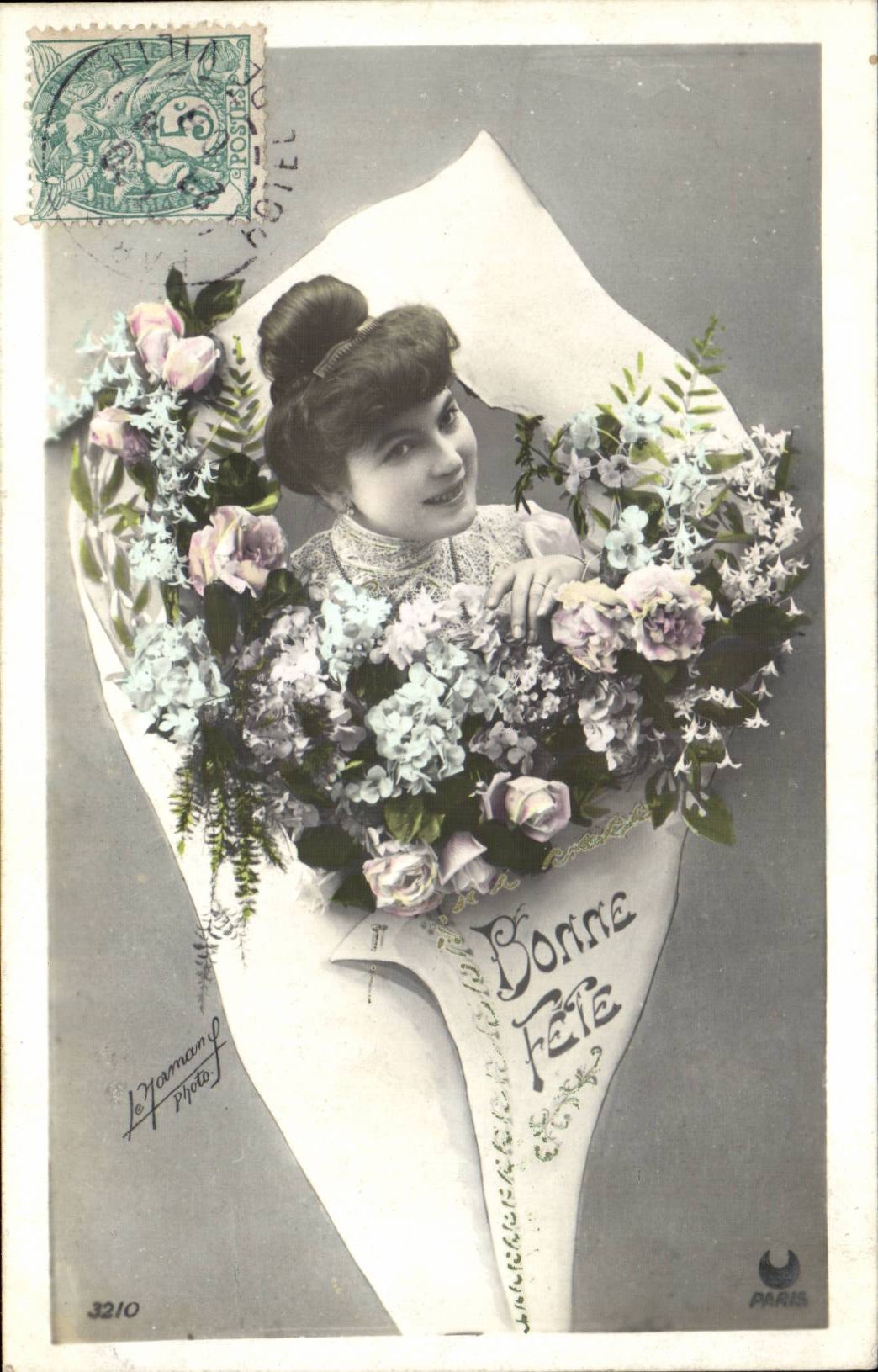 Lächelnde junge Frau in einem großen Blumenstrauß — Frohe Geburtstagskarte — Le Hammany photo, Paris, n°3210