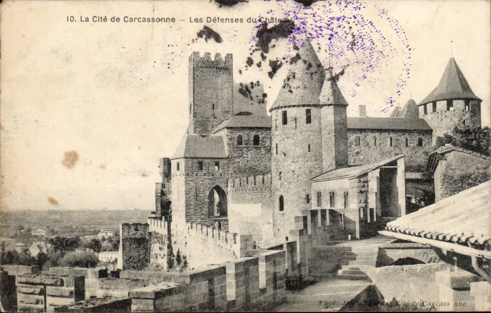 CPA Cite de Carcassonne Les defenses du chateau
